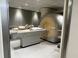A photo of a CT scanner