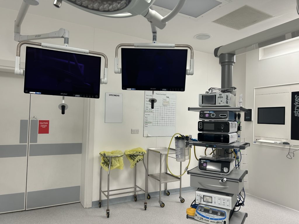 2 screens in operating theatre